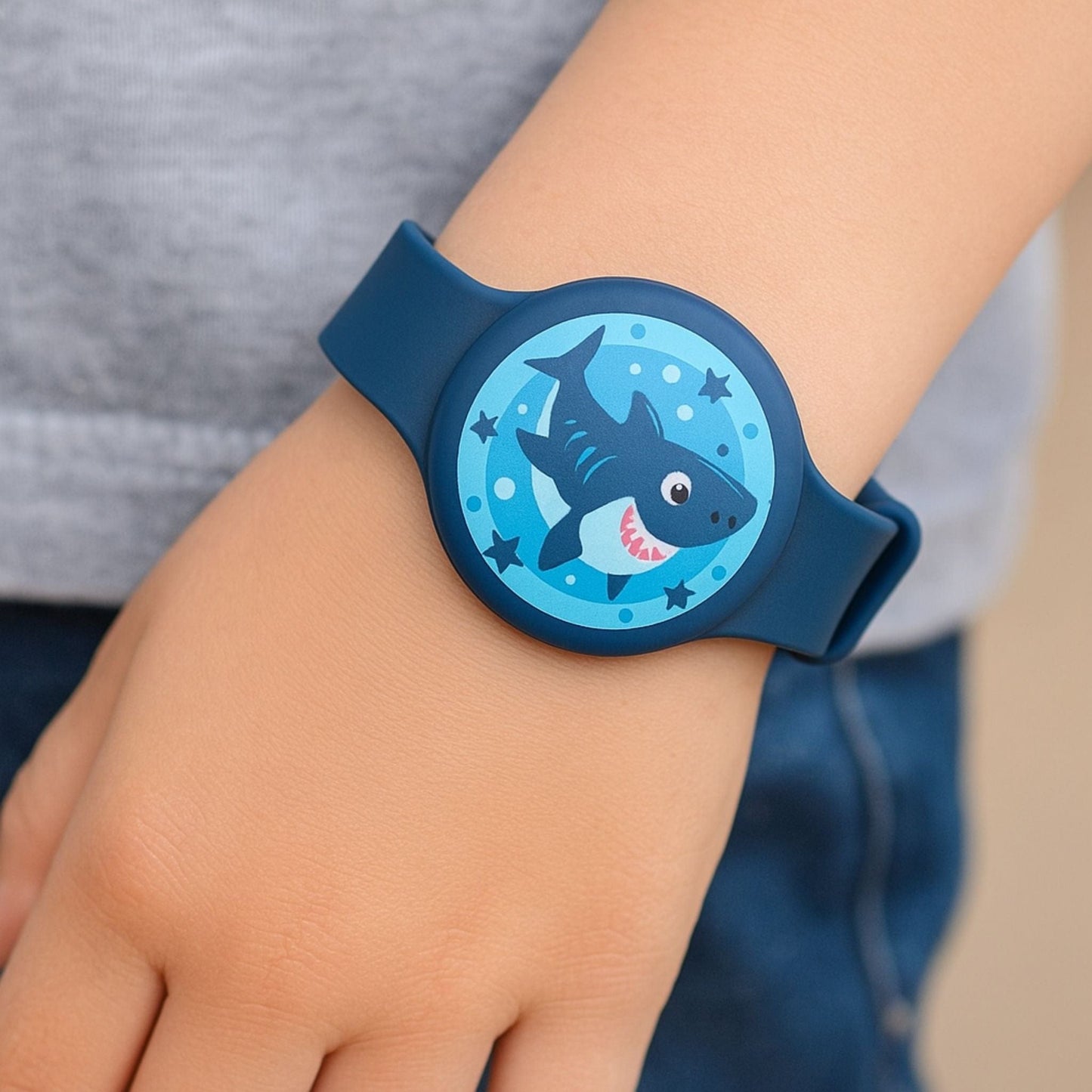 Traceur GPS Enfant <br> Bracelet Bleu Marine avec Requin sur Compartiment GPS