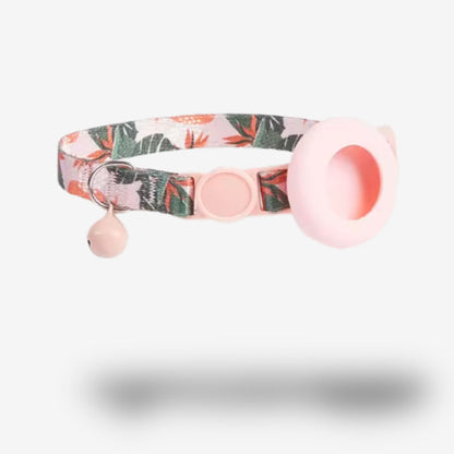 Collier GPS Chat <br> Jungle Douce avec Plantes Colorées sur Fond Rose, Support et Clochette Roses