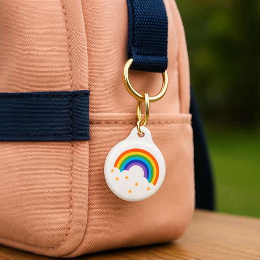 Traceur GPS Enfant <br> Arc-en-Ciel Joyeux sur Fond Blanc, Porte-Clés en Silicone