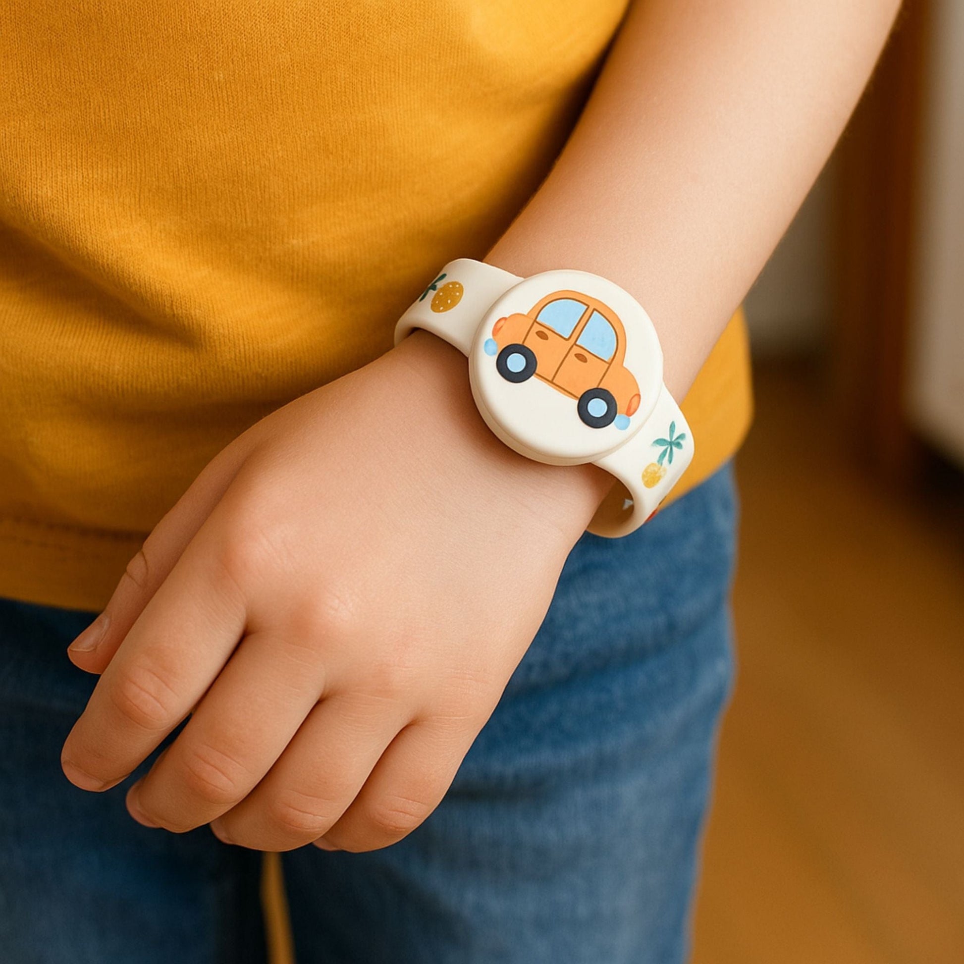 Traceur GPS Enfant <br> Bracelet Beige Silicone avec Motif Voiture sur Compartiment