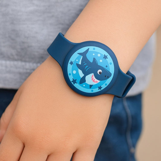 Traceur GPS Enfant <br> Bracelet Bleu Marine avec Requin sur Compartiment GPS